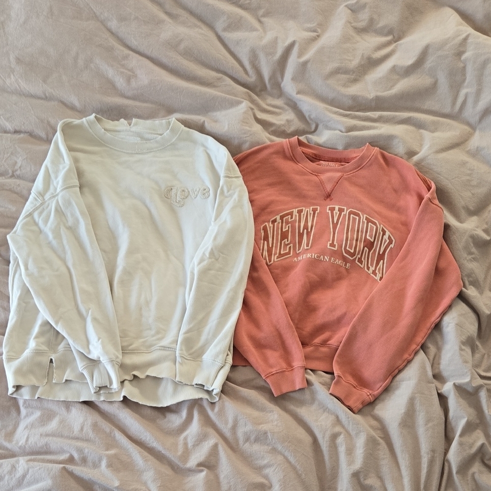 American Eagle And Aerie White and Pink Crew Neck Sweaters Womens Size Small